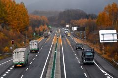 道東道の十勝清水―トマム間で供用が始まっている４車線の道路（７日、午前１０時４０分ごろ。十勝清水ＩＣ付近で。金野和彦撮影）