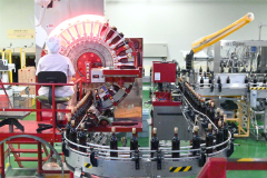 瓶詰めされる「十勝ワイン 新酒 赤」。異物混入が無いか確認するスタッフ(7日9時20分ごろ)