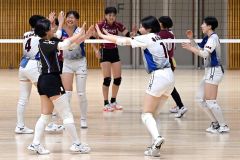 【女子準々決勝・帯南商―旭川実】第2セット終盤に得点を重ねハイタッチで喜ぶ帯南商の選手たち