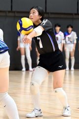 【女子準々決勝・帯南商―旭川実】サーブレシーブでセッターにボールを返す帯南商のリベロ小林優月