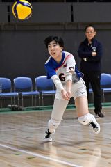 【女子準々決勝・帯南商―旭川実】ボールに食らいついてレシーブする帯南商の唐﨑愛華