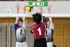 【女子準々決勝・帯南商―旭川実】相手のスパイクをブロックする帯南商の(左から)富田凛と林梨花主将
