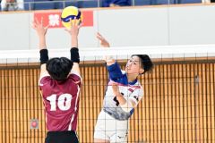 【女子準々決勝・帯南商―旭川実】センターから強烈なスパイクを放つ帯南商の矢萩梨花