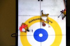 仮装したチームは、試合を映すモニターからも笑いを提供した