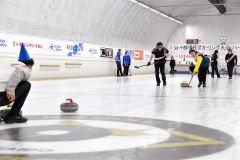 スイープしながらストーンの到達点を伝える1024の松村