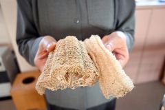 中川さんが使用する「ヘチマたわし」。プラスチック製品の使用を減らしたいと使い始めた