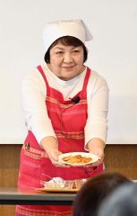 肉類では比較的安価な鶏胸肉のレシピを実演する熊本さん