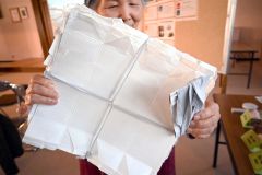 丹野さんが実践している古い衣服から作った「古布ひも」。ビニールひもの代わりに使用している