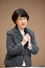 町内会組織の再生などについて発表する平さん