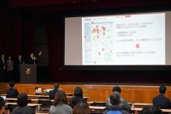 町職員らを前に、取り組みの報告をするＫＷＩメンバー