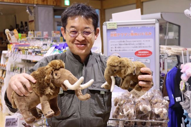 ナウマンゾウ縫いぐるみをキーホルダーに　忠類ＰＲに一役