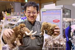 ナウマンゾウ縫いぐるみをキーホルダーに　忠類ＰＲに一役