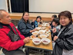かってに収穫感謝昼食会で料理を楽しむ来場者（町役場提供）
