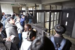 新キリン館のバックヤードを見学する参加者ら