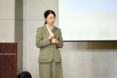 講演する川地氏