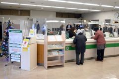 最終営業日の7日、次々と町民らが訪れた道銀広尾支店