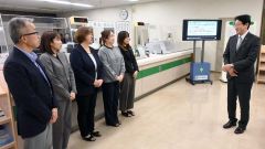 高橋支店長(左)ら道銀広尾支店の行員らをねぎらう高田代表取締役副頭取(右)