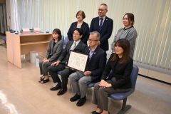 店舗営業終了後、高田代表取締役副頭取(下段左から2番目)らと写真撮影する道銀広尾支店の関係舎ら