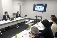 ２週間の総括をする板垣さん（左端）