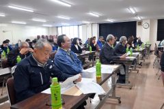 名古屋氏の解説に耳を傾ける会員