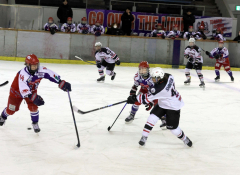 3位決定戦で強烈なシュートを放つ御影グレッズの篠田安主将(右手前)