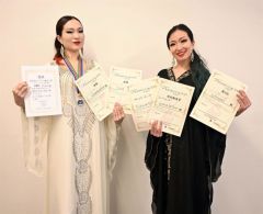 優勝した（左から）中井さん、三浦さんペア