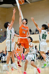 【男子1回戦・帯北―下川商業】ゴールに向かって力強く跳躍しレイアップシュートを放つ帯北の(14)川村悠翔