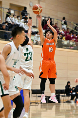 【男子1回戦・帯北―下川商業】ミドルレンジからシュートを放つ帯北の(19)太野力斗