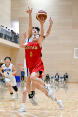 【女子1回戦・帯大谷―旭川明成】ゴール前に抜け出しシュートを決める帯大谷の(5)江上綾乃