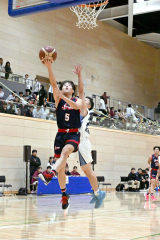 【男子・白樺学園―稚内大谷】レイアップシュートを決める白樺学園の岩井陽斗