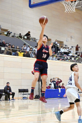 【男子・白樺学園―稚内大谷】レイアップシュートを決める白樺学園の門田清作