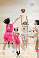 【女子・帯大谷―北星学園女子】ミドルシュートを放つ帯大谷の畠山心菜