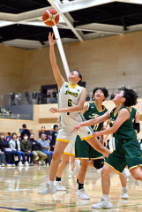 【女子1回戦・白樺学園―旭川藤星】レイアップを決める白樺学園の(6)田中李