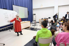 来場者と絵描き歌をする真珠さん(助川かおる通信員撮影)