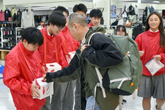 街頭募金活動を行う広尾高校生徒会
