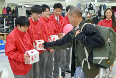 街頭募金活動を行う広尾高校生徒会
