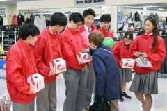 広尾高校生徒会が赤い羽根募金活動