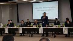 あいさつする藤木委員長（中央）