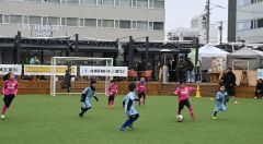 藤丸パークの人工芝エリアで行われた小学生による4対4のサッカーの試合