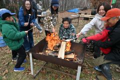 まき割りして焼きマシュマロ食べたよ　帯広の森で市が木育体験会