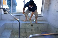 「あさひ苑」の浴槽にモール温泉を注ぎ込む町商工会青年部員