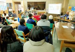 世界のクリスマスを紹介する足利さん（右端）