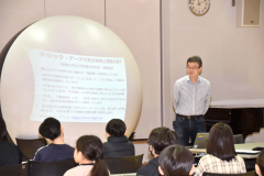 タジック・アースを使った授業を進める京大の齊藤准教授