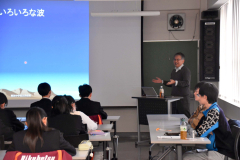 「短波ラジオを利用した電波体験」で講義する名古屋大の西谷准教授