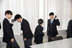 電波受信について学ぶ陸別中の生徒