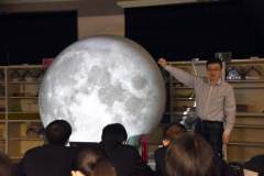 タジック・アースを使った惑星などの授業を進める京大の齊藤准教授