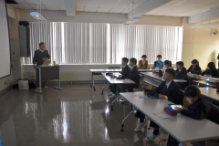 「短波ラジオを利用した電波体験」で講義する名古屋大の西谷准教授