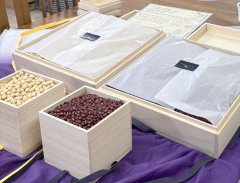 献上品の小豆と大豆（清水町提供）