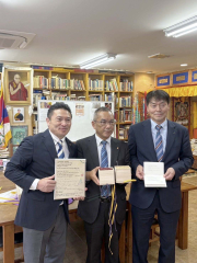 アリヤ代表（中央）に献上品を手渡した辻町長（左）と今野組合長（清水町提供）