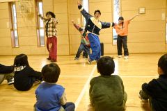 チビユニティの斉藤さん、小林さんらダンス手ほどき　来春には教室開設も　音更